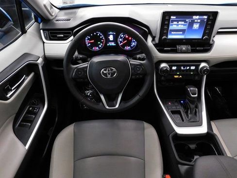 Used 2020 Toyota RAV4 XLE Premium image 35