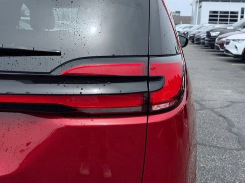 Used 2025 Chrysler Pacifica Limited FWD image 8