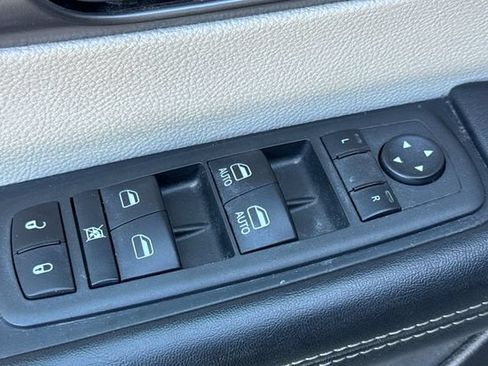 Used 2022 Chrysler Pacifica Touring-L FWD image 12