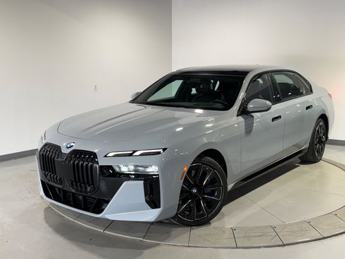 Used 2023 BMW 760i xDrive AWD/4WD image 2