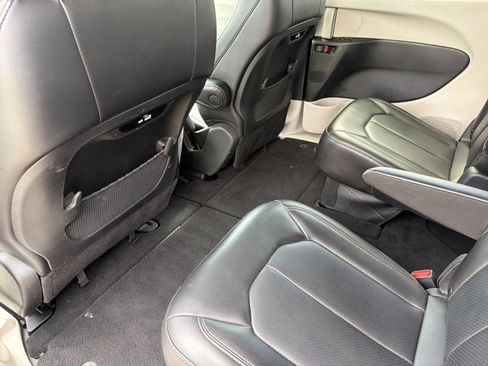 Used 2023 Chrysler Pacifica Touring-L FWD image 12