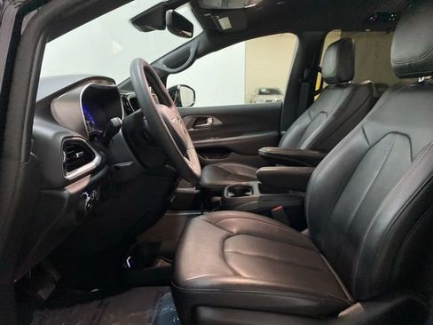 Used 2025 Chrysler Pacifica Select FWD image 19