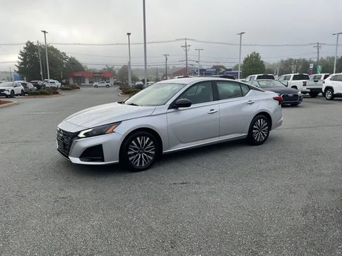 Used 2025 Nissan Altima 2.5 SV FWD image 3
