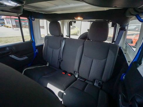Used 2016 Jeep Wrangler Unlimited Rubicon w/ Connectivity Group image 24