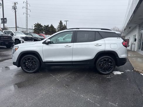 Used 2022 GMC Terrain SLE w/ Driver Convenience Package image 3