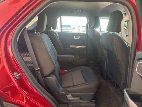 Used 2024 Ford Explorer XLT RWD image 8