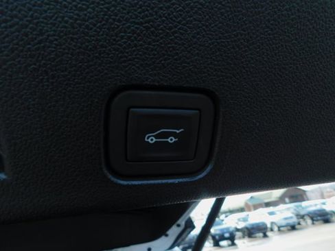 Used 2025 GMC Acadia Elevation image 15