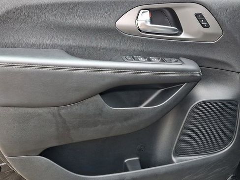 Used 2025 Chrysler Pacifica Select image 15