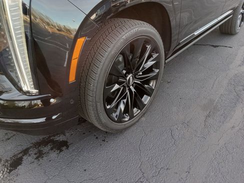 Used 2026 Cadillac Escalade Platinum Sport w/ LPO, ONYX Package image 6