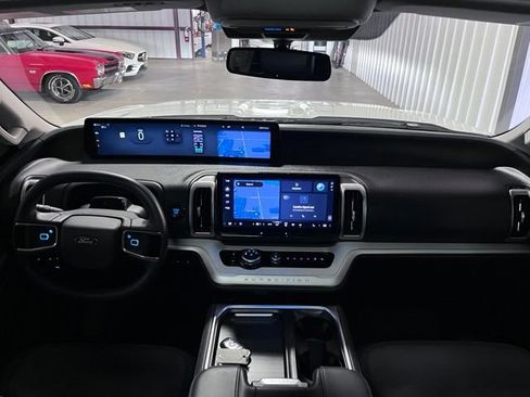 Used 2025 Ford Expedition Active AWD/4WD image 33