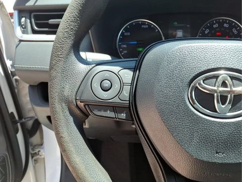 Used 2021 Toyota RAV4 LE AWD/4WD image 16