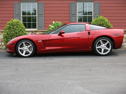 Used 2006 Chevrolet Corvette Coupe w/ Preferred Equipment Group RWD image 5