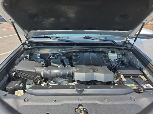 Used 2017 Toyota 4Runner SR5 AWD/4WD image 39