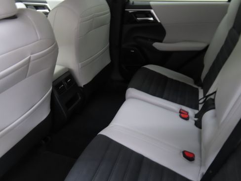 New 2025 Mitsubishi Outlander SE image 21