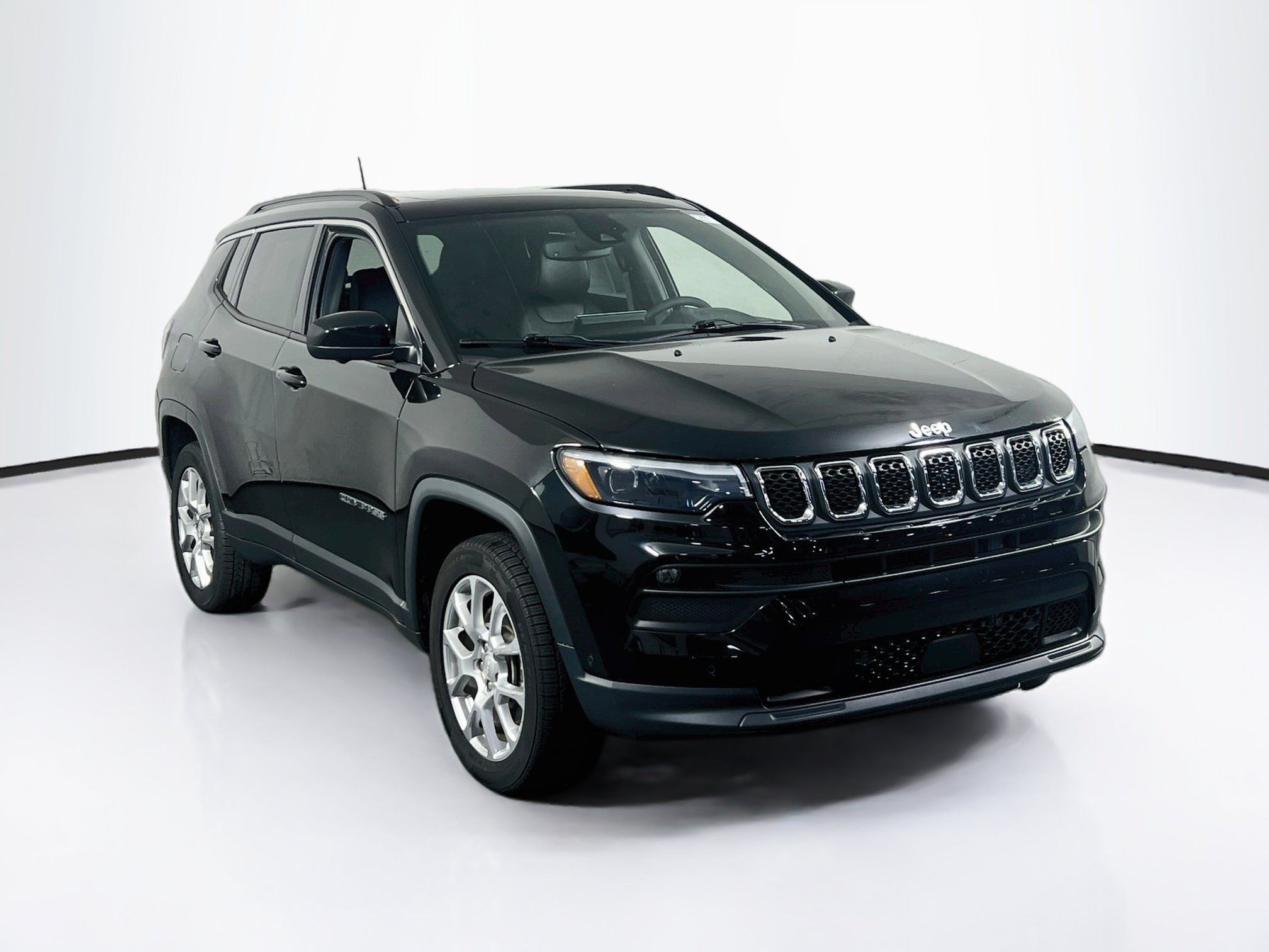 Used 2023 Jeep Compass Latitude w/ Sun and Sound Group AWD/4WD image 3