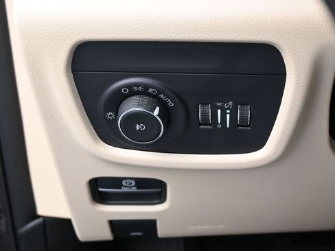 Used 2023 Jeep Grand Cherokee L Limited w/ Luxury Tech Group II image 17