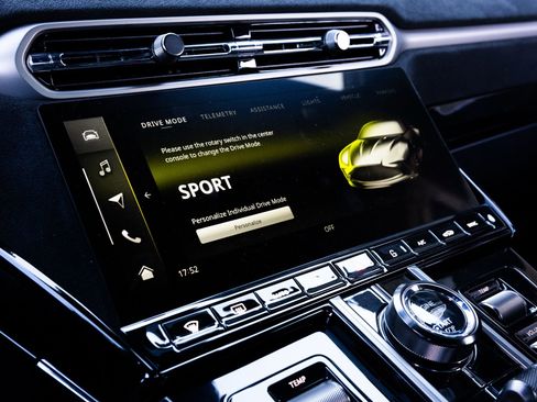 Used 2026 Aston Martin V8 Vantage Coupe image 7