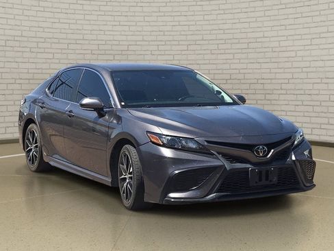Used 2022 Toyota Camry SE FWD image 3