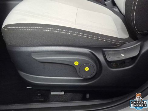 Used 2025 Hyundai Venue SEL FWD image 17