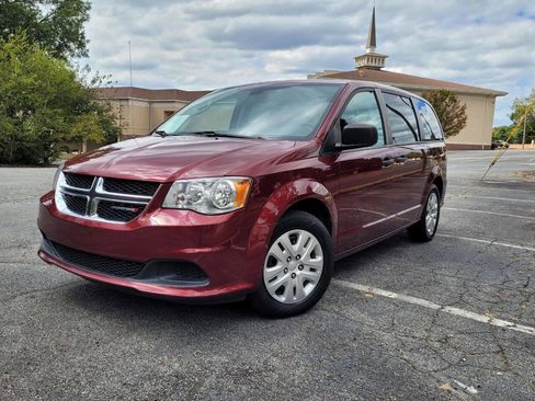 Used 2019 Dodge Grand Caravan SE w/ UConnect Hands-Free Group image 3