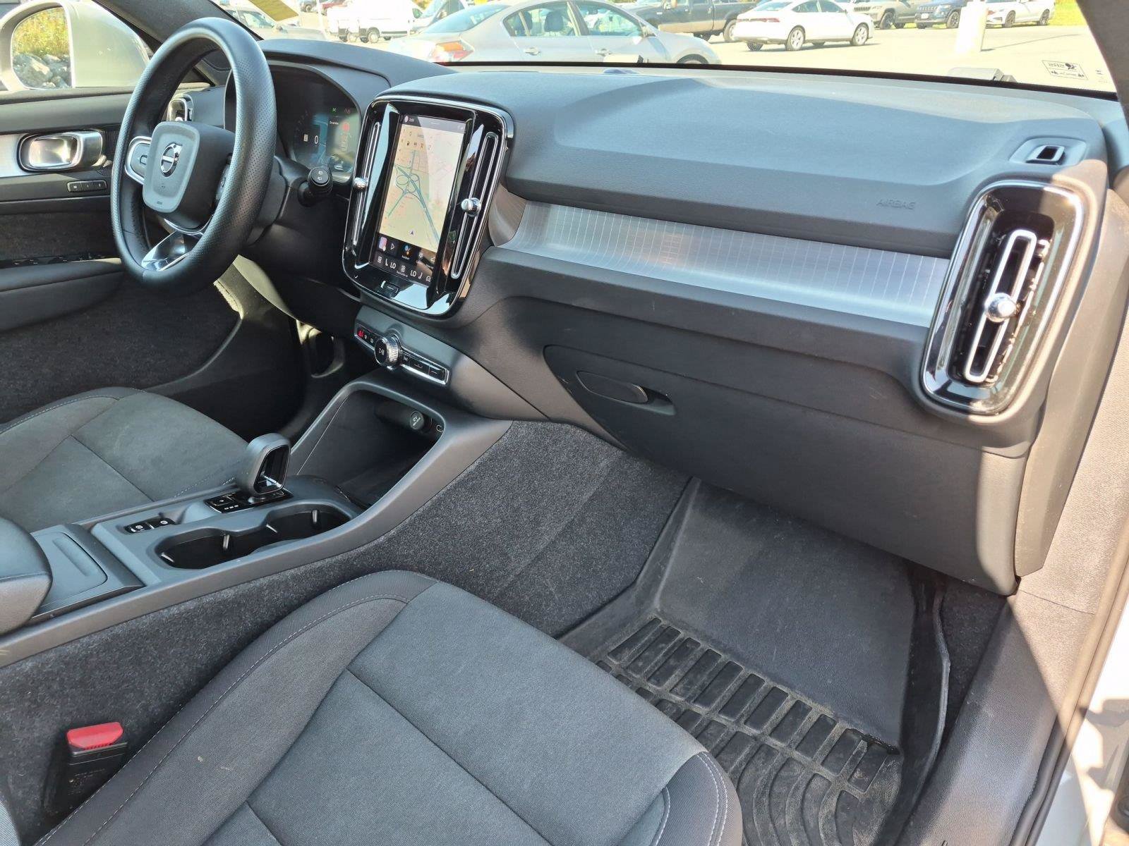 Used 2024 Volvo XC40 B5 Core AWD/4WD image 32