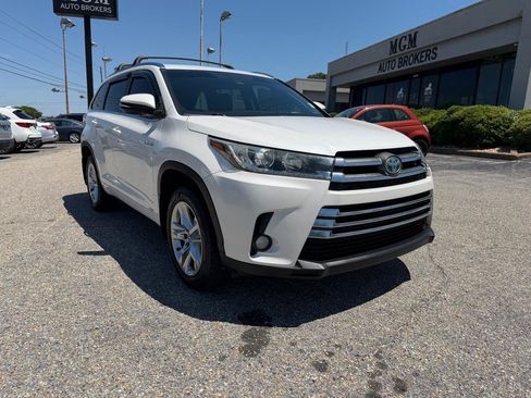Used 2017 Toyota Highlander Limited AWD/4WD image 2