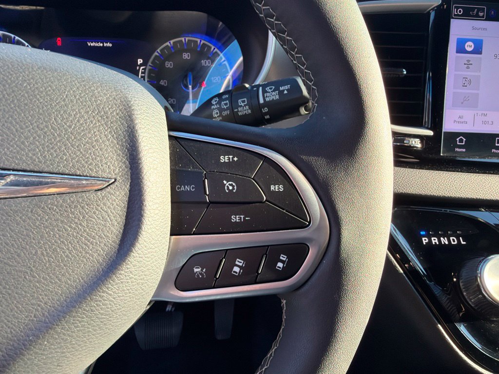 Used 2025 Chrysler Pacifica Select FWD image 26