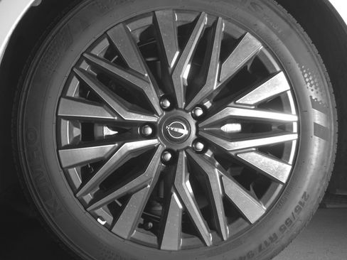 Used 2025 Nissan Altima 2.5 SV FWD image 12