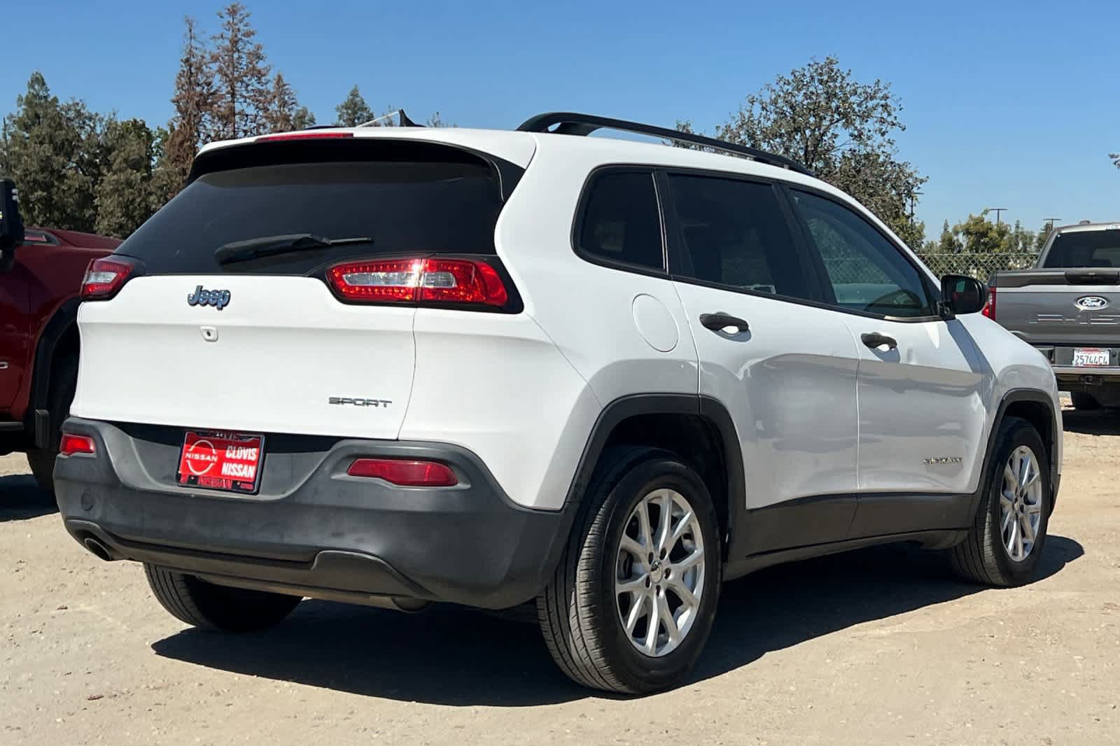 Used 2016 Jeep Cherokee Sport FWD image 3