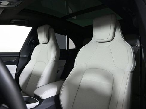 Certified 2025 Porsche Macan Electric image 5