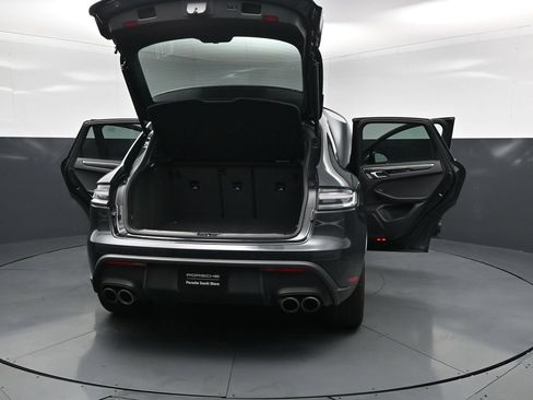 Used 2025 Porsche Macan AWD/4WD image 33