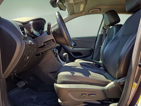 Used 2021 Chevrolet Trax LT w/ LT Convenience Package image 21