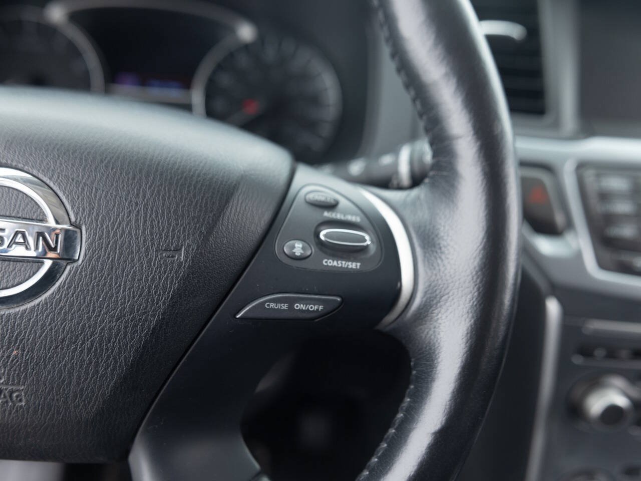 Used 2019 Nissan Pathfinder SL AWD/4WD image 39