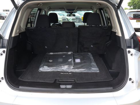 Used 2025 Nissan Rogue SV FWD image 9