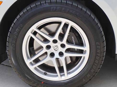 Used 2023 Porsche Macan AWD/4WD image 4