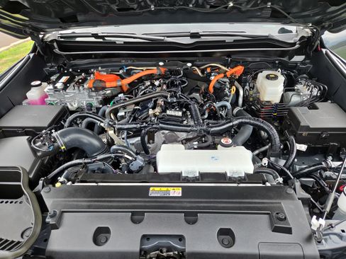 Certified 2025 Toyota Tacoma TRD Off-Road w/ TRD Off Road Upgrade Package AWD/4WD image 31