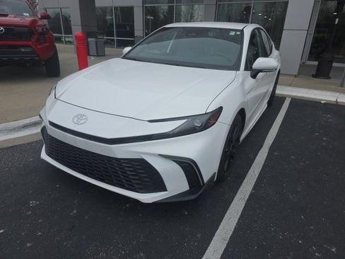 Used 2025 Toyota Camry SE image 3