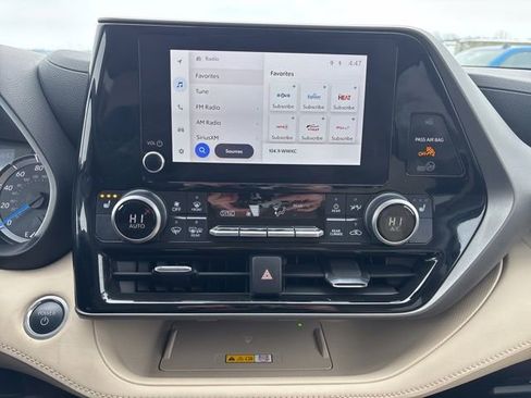 Used 2024 Toyota Highlander XLE image 17