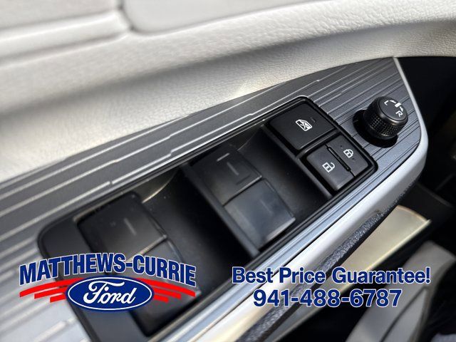 Used 2025 Toyota Sienna LE w/ LE Plus Package FWD image 23