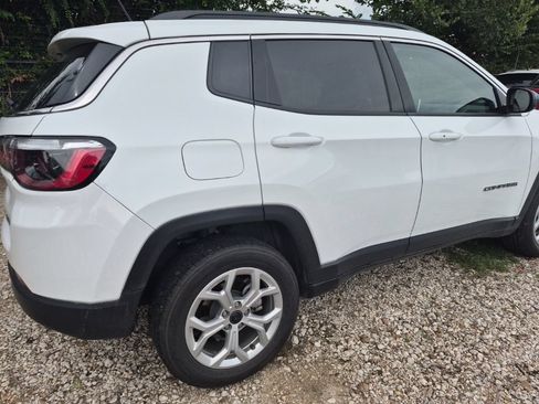 Used 2025 Jeep Compass Latitude w/ Sun & Sound Group AWD/4WD image 3