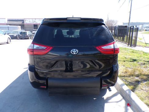 Used 2020 Toyota Sienna L image 6