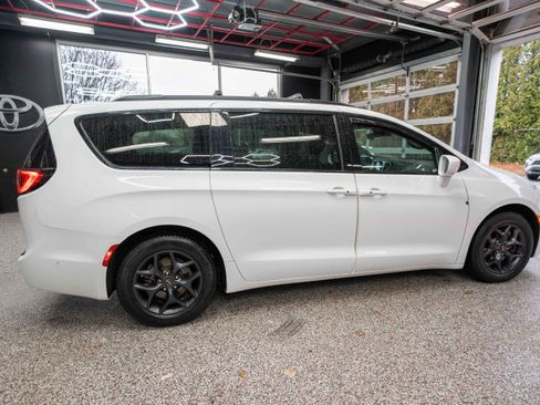 Used 2020 Chrysler Pacifica Touring-L Plus w/ Advanced Safetytec Group image 4