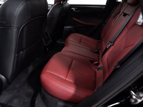 Certified 2026 Porsche Macan AWD/4WD image 34