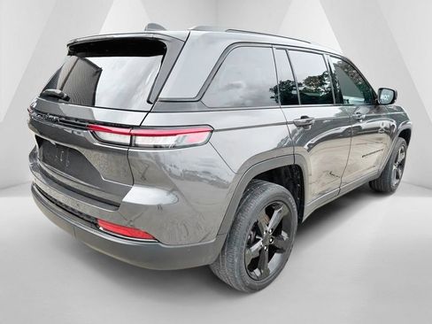 Used 2022 Jeep Grand Cherokee Altitude AWD/4WD image 7