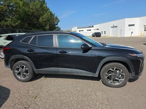 Used 2025 Chevrolet Trax LT w/ LT Convenience Package FWD image 2