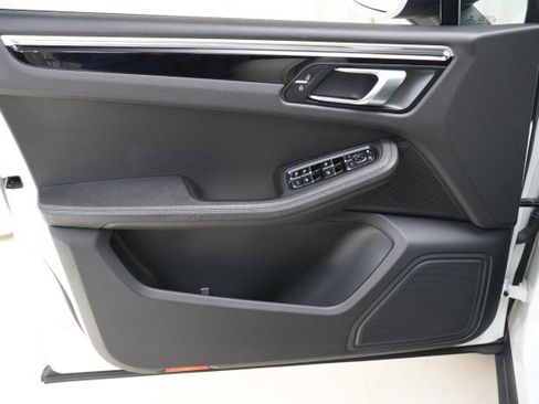 Used 2020 Porsche Macan image 34