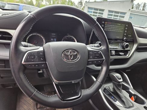 Used 2021 Toyota Highlander LE AWD/4WD image 9