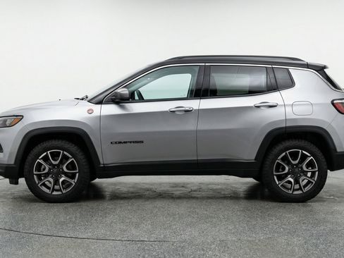 Used 2025 Jeep Compass Trailhawk w/ Trailer Tow Group AWD/4WD image 5
