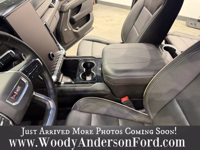 Used 2025 GMC Yukon Elevation w/ LPO, Elevation Black Package AWD/4WD image 17