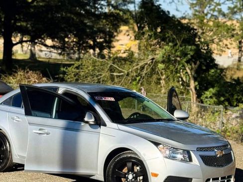 Used 2013 Chevrolet Cruze LT image 2